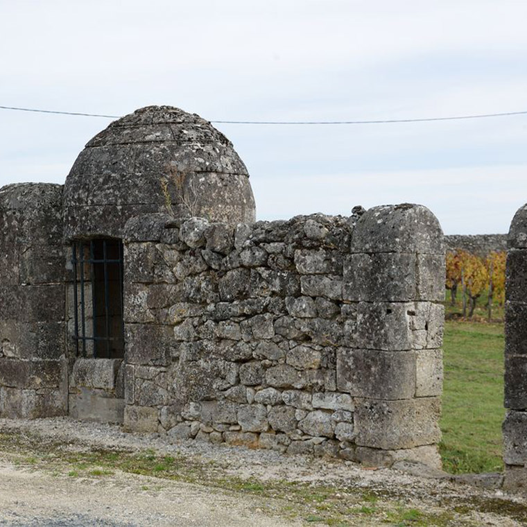 Prignac-et-Marcamps - Puits couvert Château Grand Jour